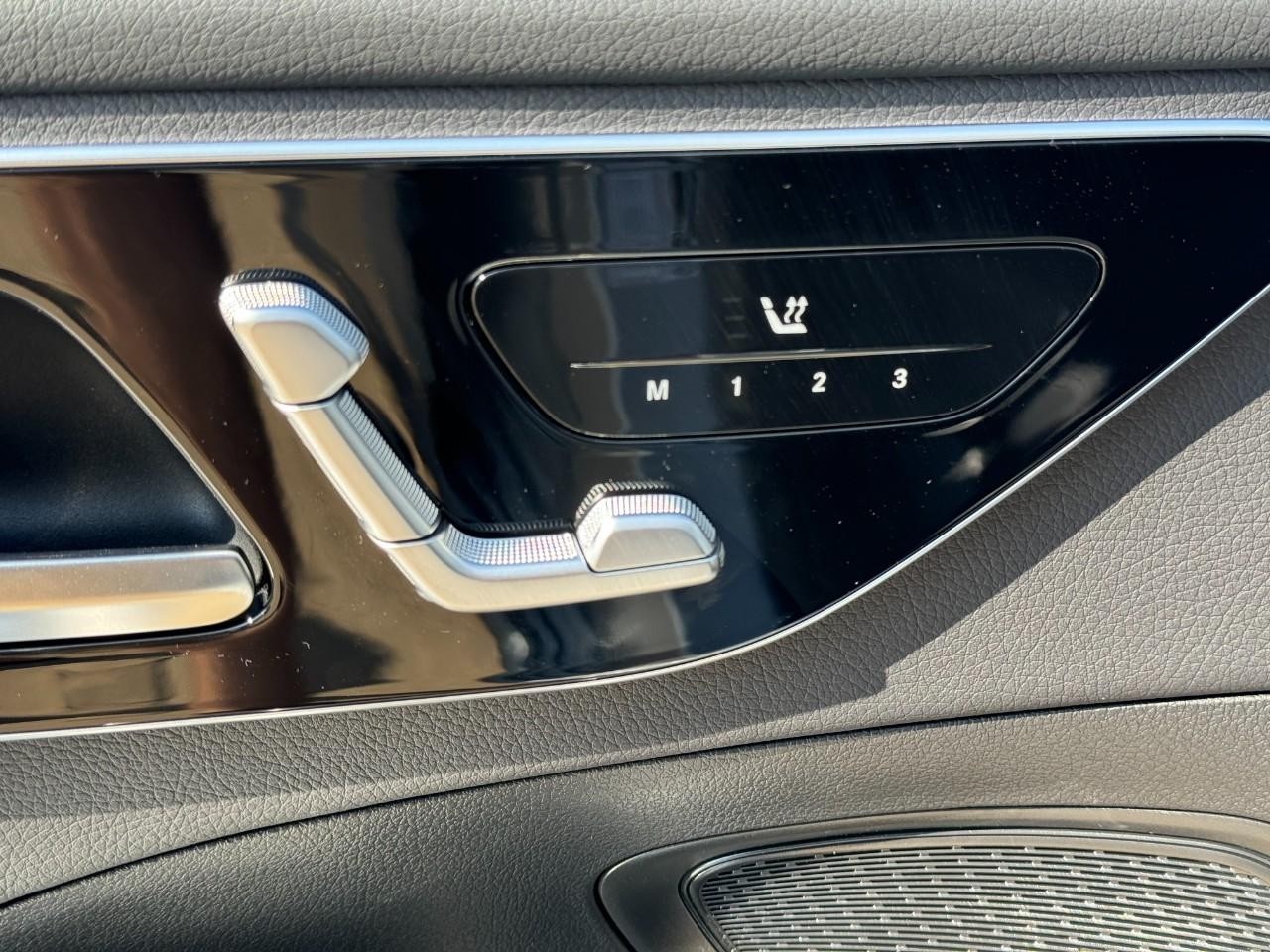 Mercedes-Benz C-Class Vehicle Full-screen Gallery Image 23