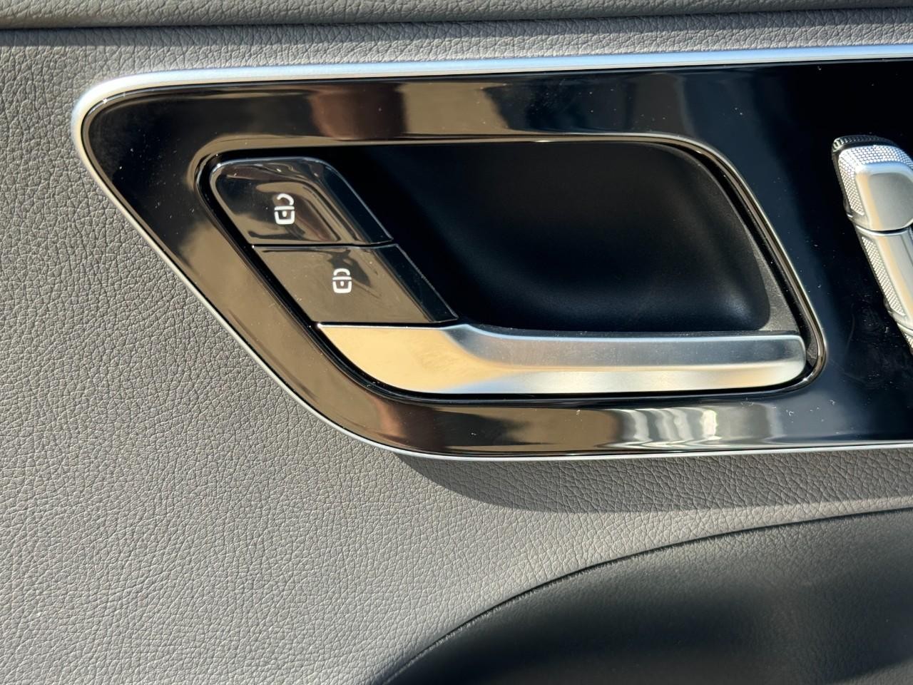 Mercedes-Benz C-Class Vehicle Full-screen Gallery Image 24