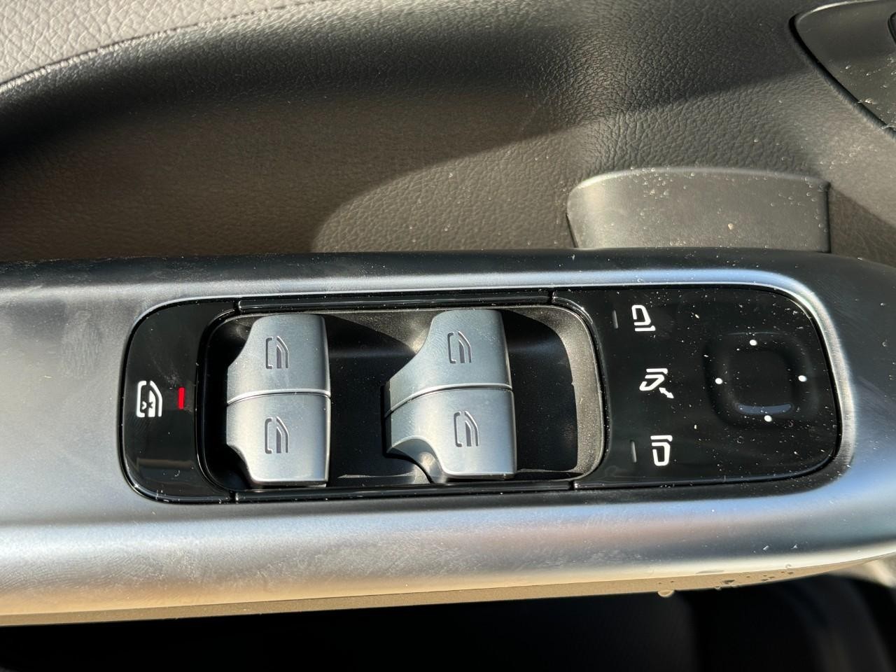 Mercedes-Benz C-Class Vehicle Full-screen Gallery Image 25