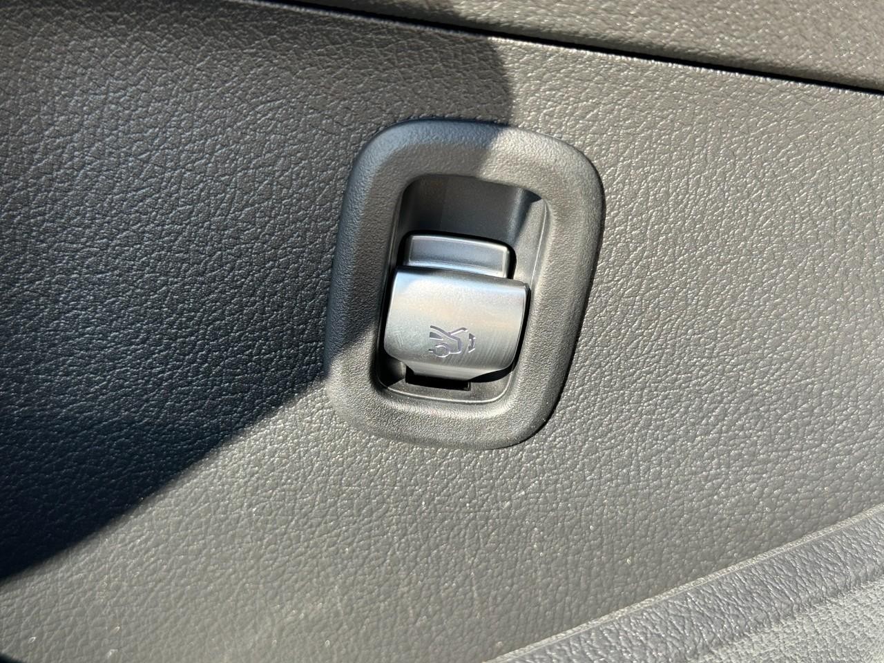 Mercedes-Benz C-Class Vehicle Full-screen Gallery Image 26