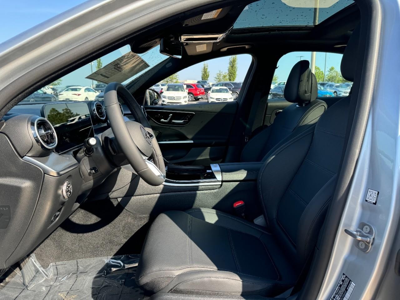 Mercedes-Benz C-Class Vehicle Full-screen Gallery Image 27