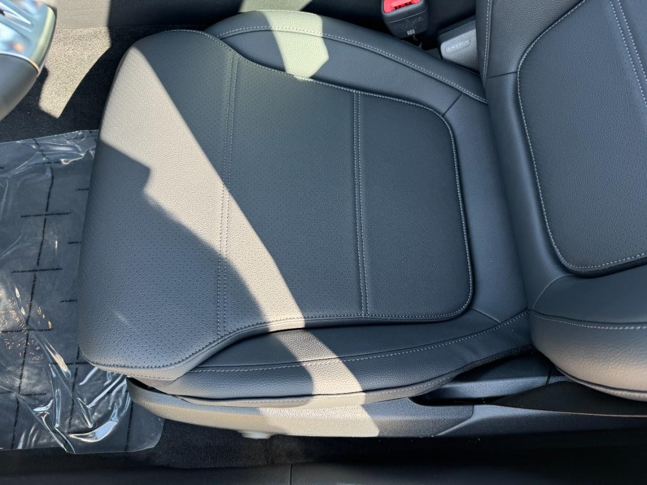 Mercedes-Benz C-Class Vehicle Full-screen Gallery Image 28