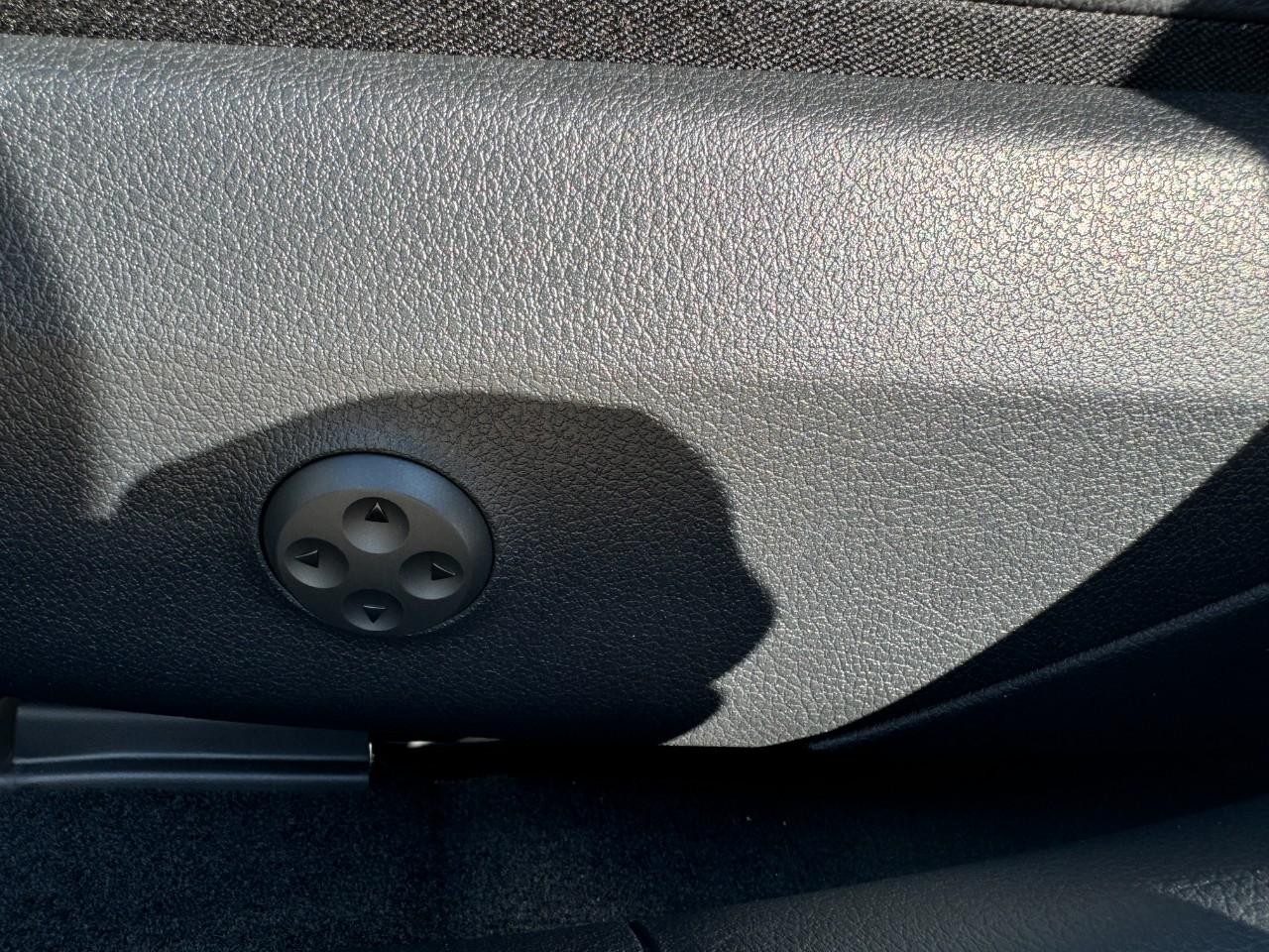 Mercedes-Benz C-Class Vehicle Full-screen Gallery Image 29