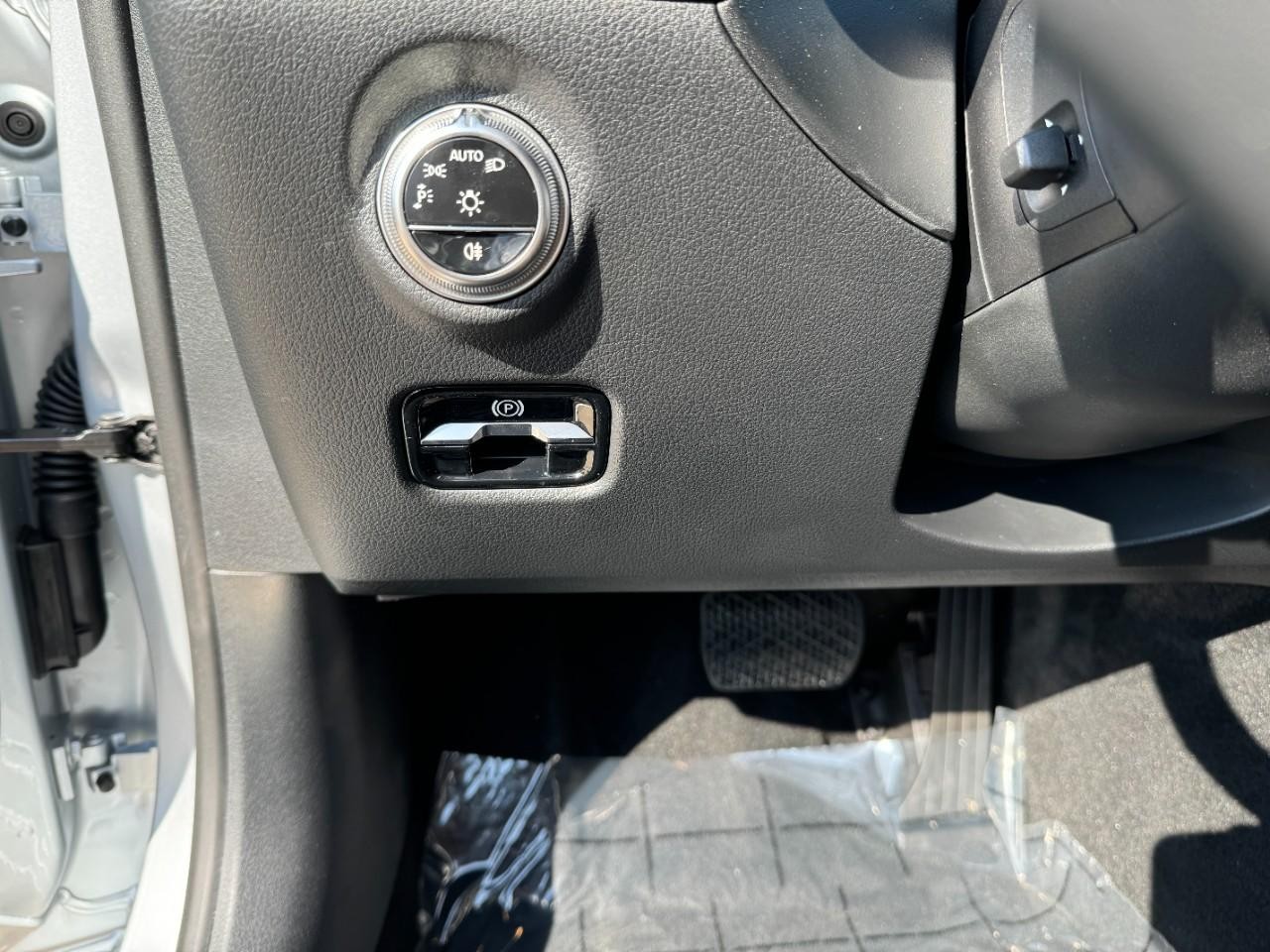 Mercedes-Benz C-Class Vehicle Full-screen Gallery Image 30