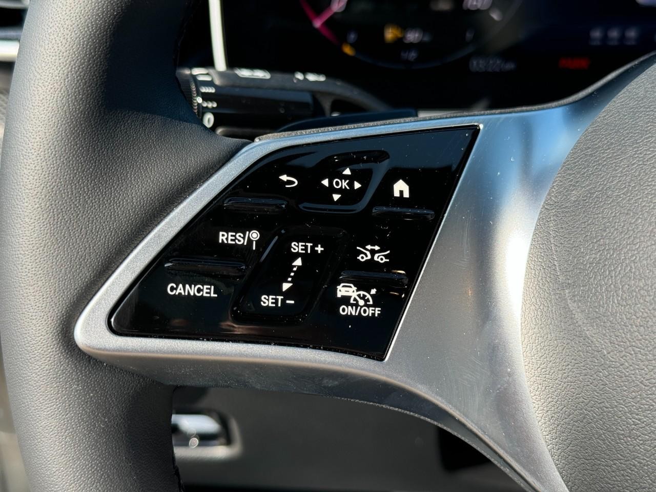 Mercedes-Benz C-Class Vehicle Full-screen Gallery Image 31