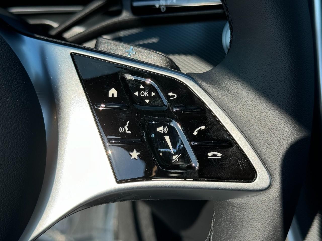 Mercedes-Benz C-Class Vehicle Full-screen Gallery Image 32