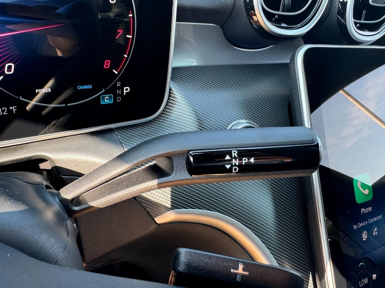 Mercedes-Benz C-Class Vehicle Full-screen Gallery Image 34