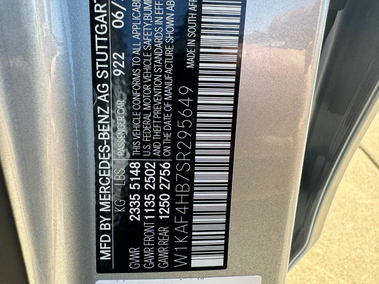 Mercedes-Benz C-Class Vehicle Full-screen Gallery Image 36