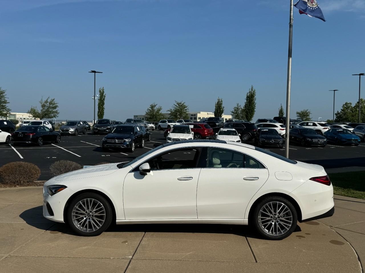 Mercedes-Benz CLA Vehicle Full-screen Gallery Image 2