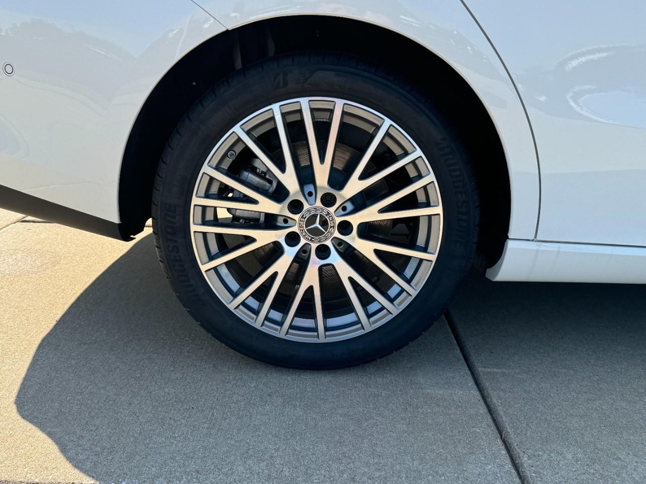 Mercedes-Benz CLA Vehicle Full-screen Gallery Image 5