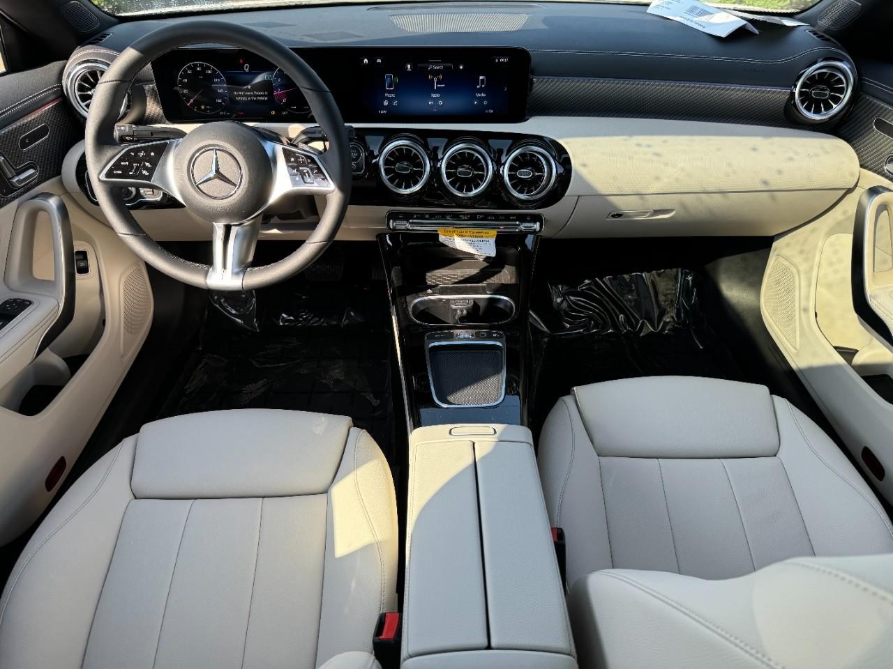 Mercedes-Benz CLA Vehicle Full-screen Gallery Image 12