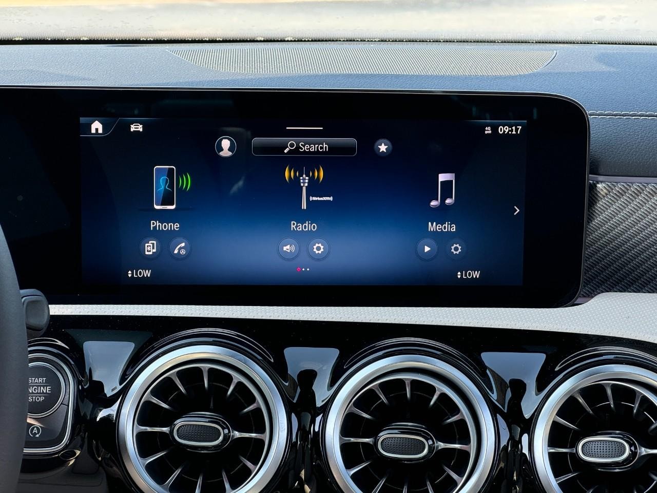 Mercedes-Benz CLA Vehicle Full-screen Gallery Image 14