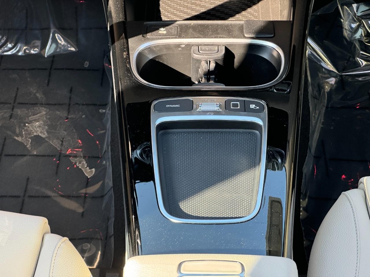 Mercedes-Benz CLA Vehicle Full-screen Gallery Image 16