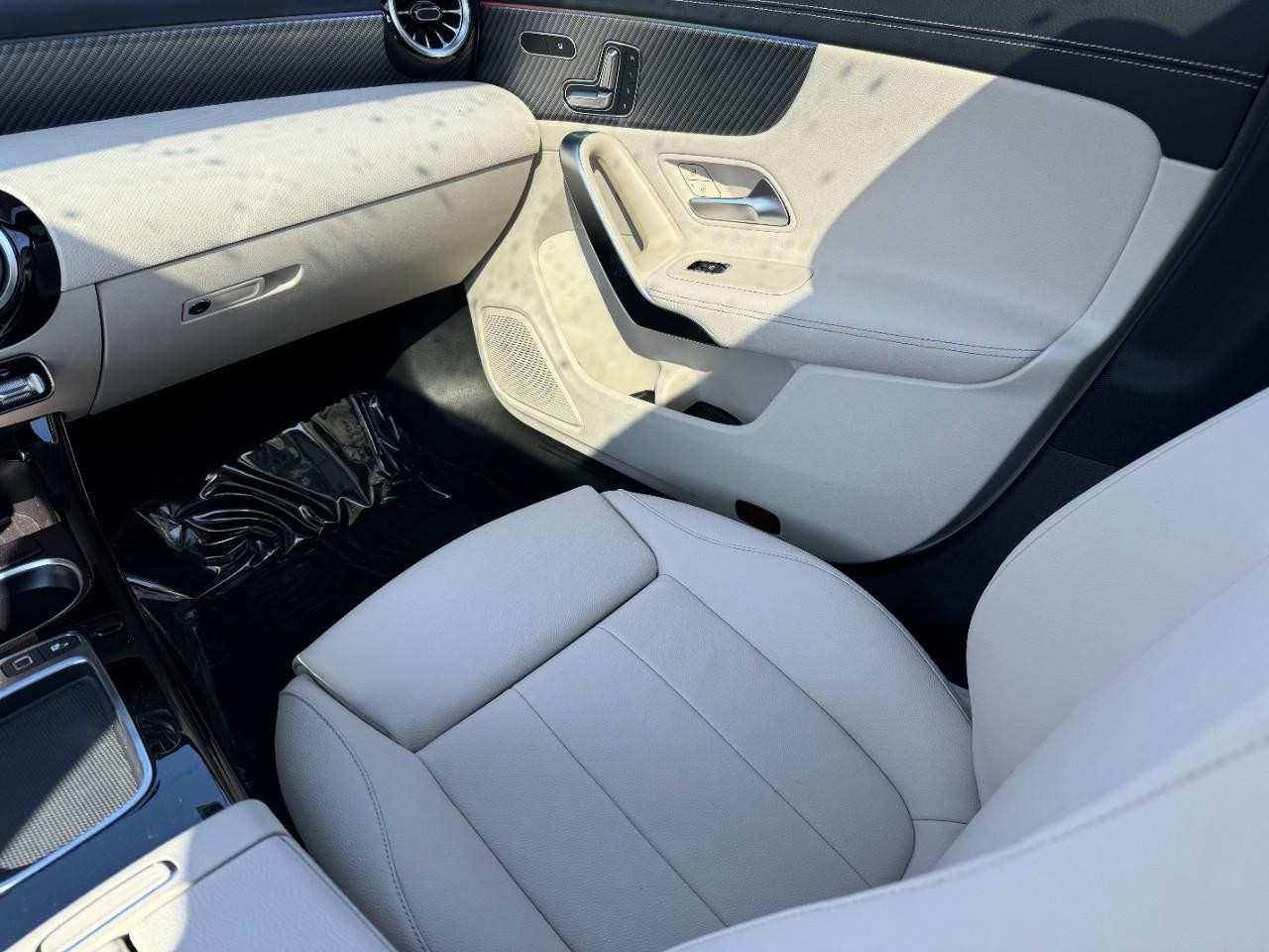 Mercedes-Benz CLA Vehicle Full-screen Gallery Image 17