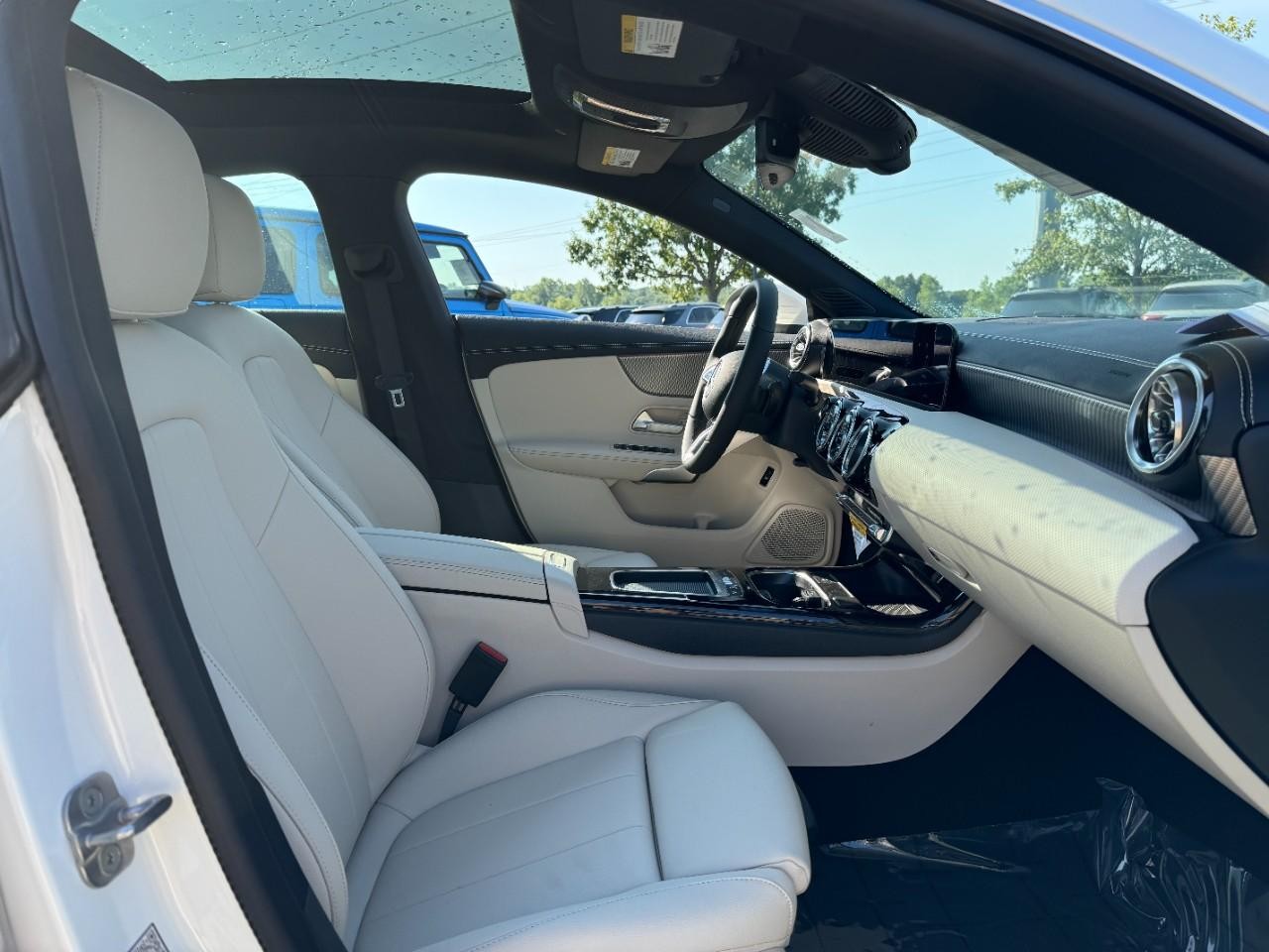 Mercedes-Benz CLA Vehicle Full-screen Gallery Image 18