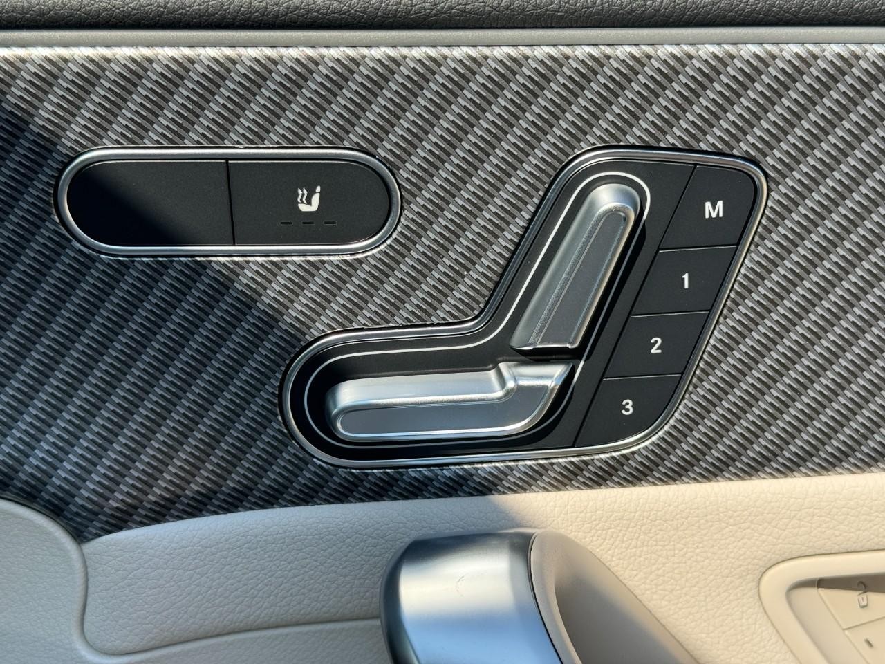 Mercedes-Benz CLA Vehicle Full-screen Gallery Image 21