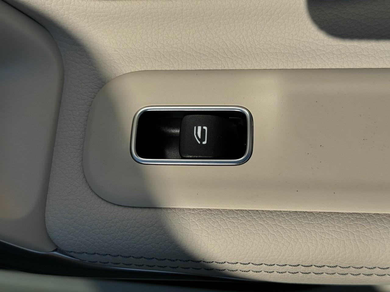 Mercedes-Benz CLA Vehicle Full-screen Gallery Image 23