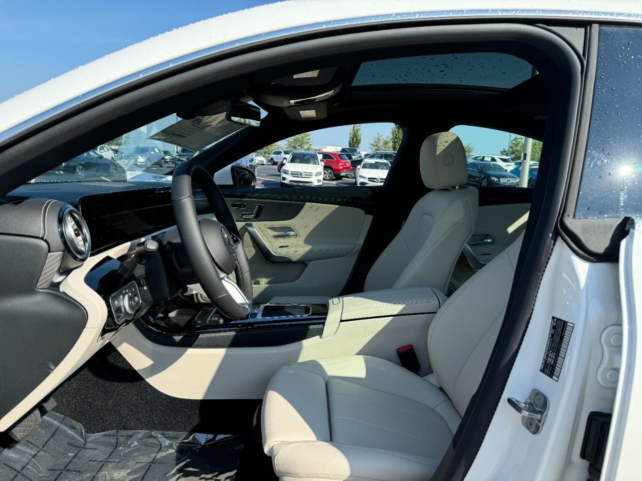 Mercedes-Benz CLA Vehicle Full-screen Gallery Image 28