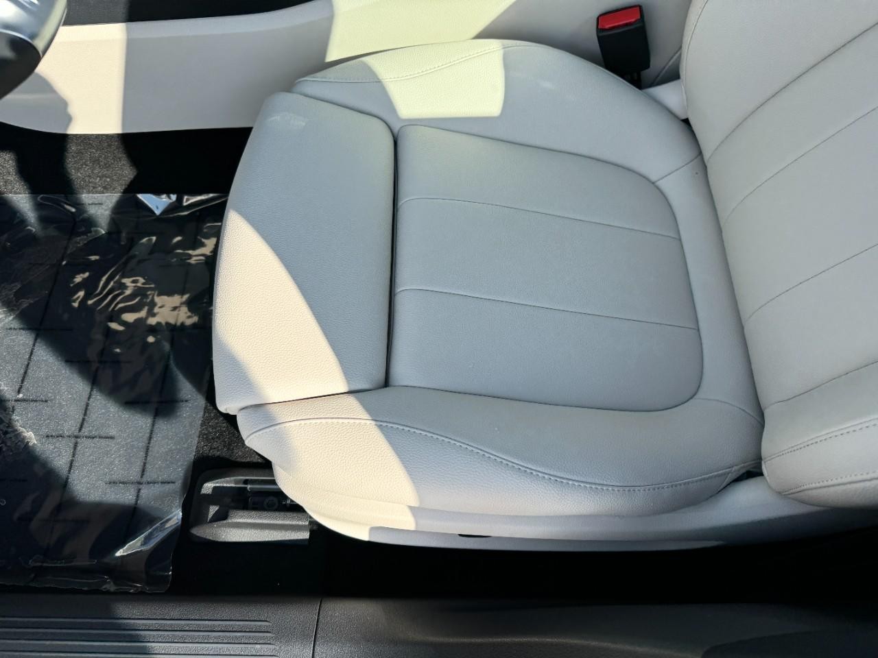 Mercedes-Benz CLA Vehicle Full-screen Gallery Image 29