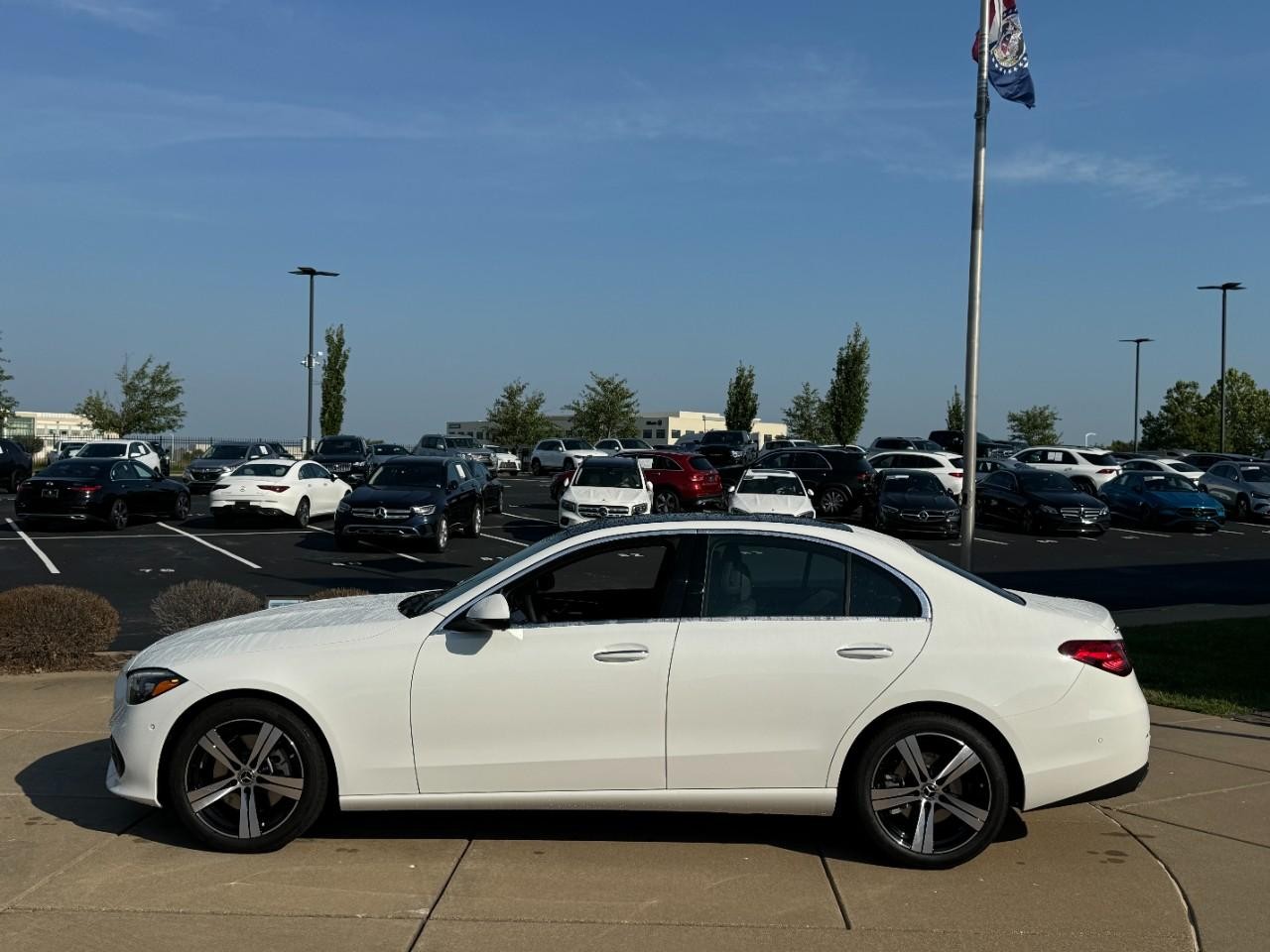 Mercedes-Benz C-Class Vehicle Full-screen Gallery Image 2