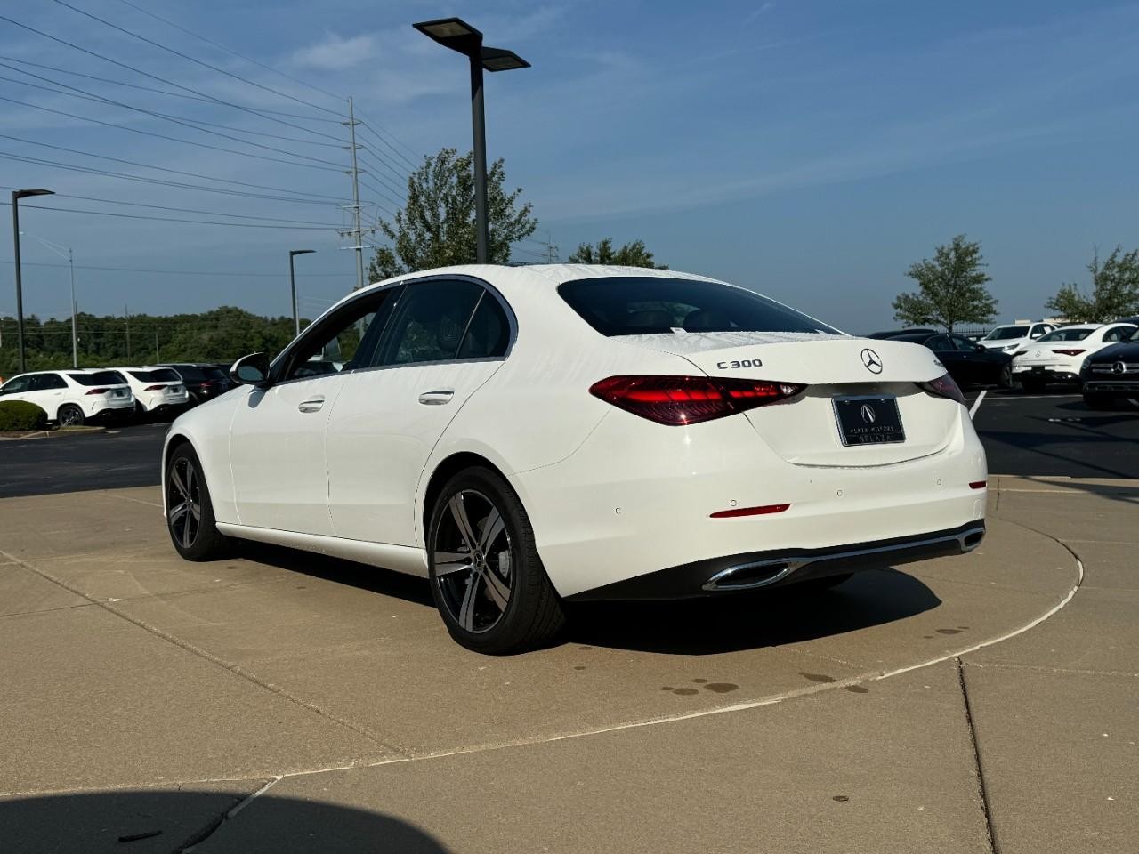 Mercedes-Benz C-Class Vehicle Full-screen Gallery Image 3