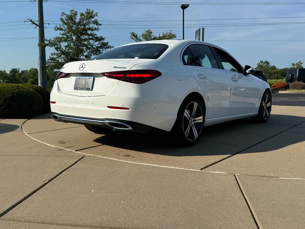 Mercedes-Benz C-Class Vehicle Full-screen Gallery Image 4