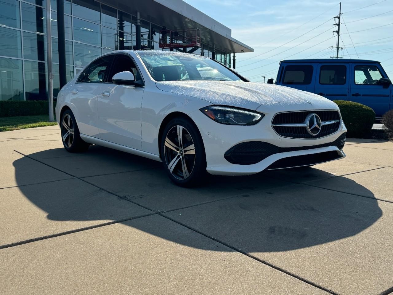 Mercedes-Benz C-Class Vehicle Full-screen Gallery Image 6