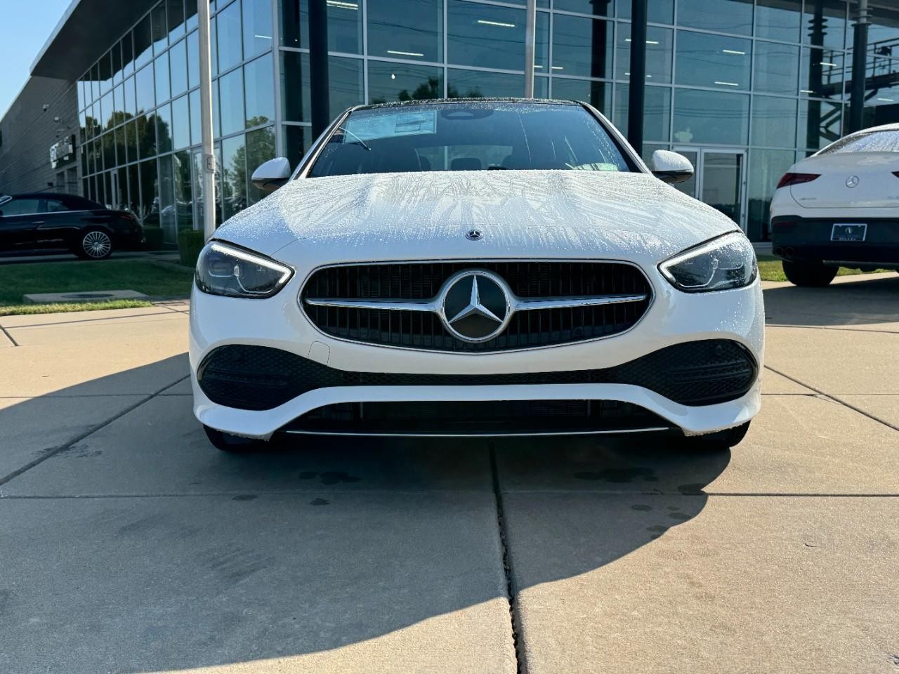 Mercedes-Benz C-Class Vehicle Full-screen Gallery Image 7