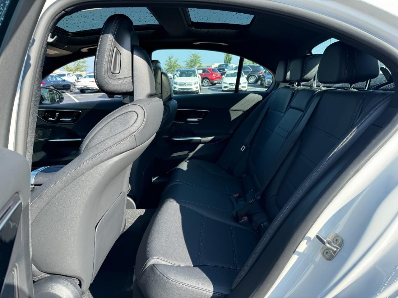 Mercedes-Benz C-Class Vehicle Full-screen Gallery Image 8