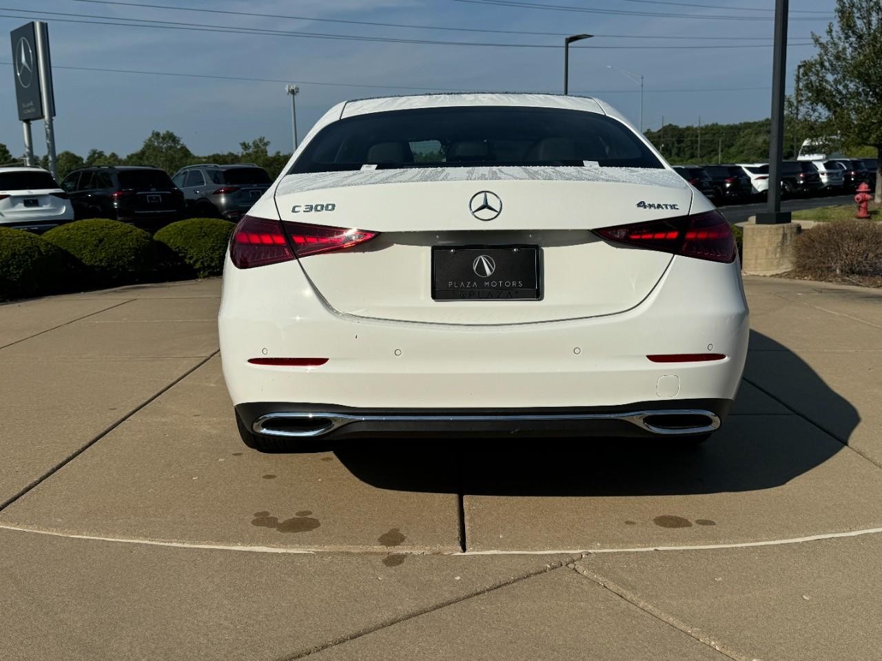 Mercedes-Benz C-Class Vehicle Full-screen Gallery Image 9