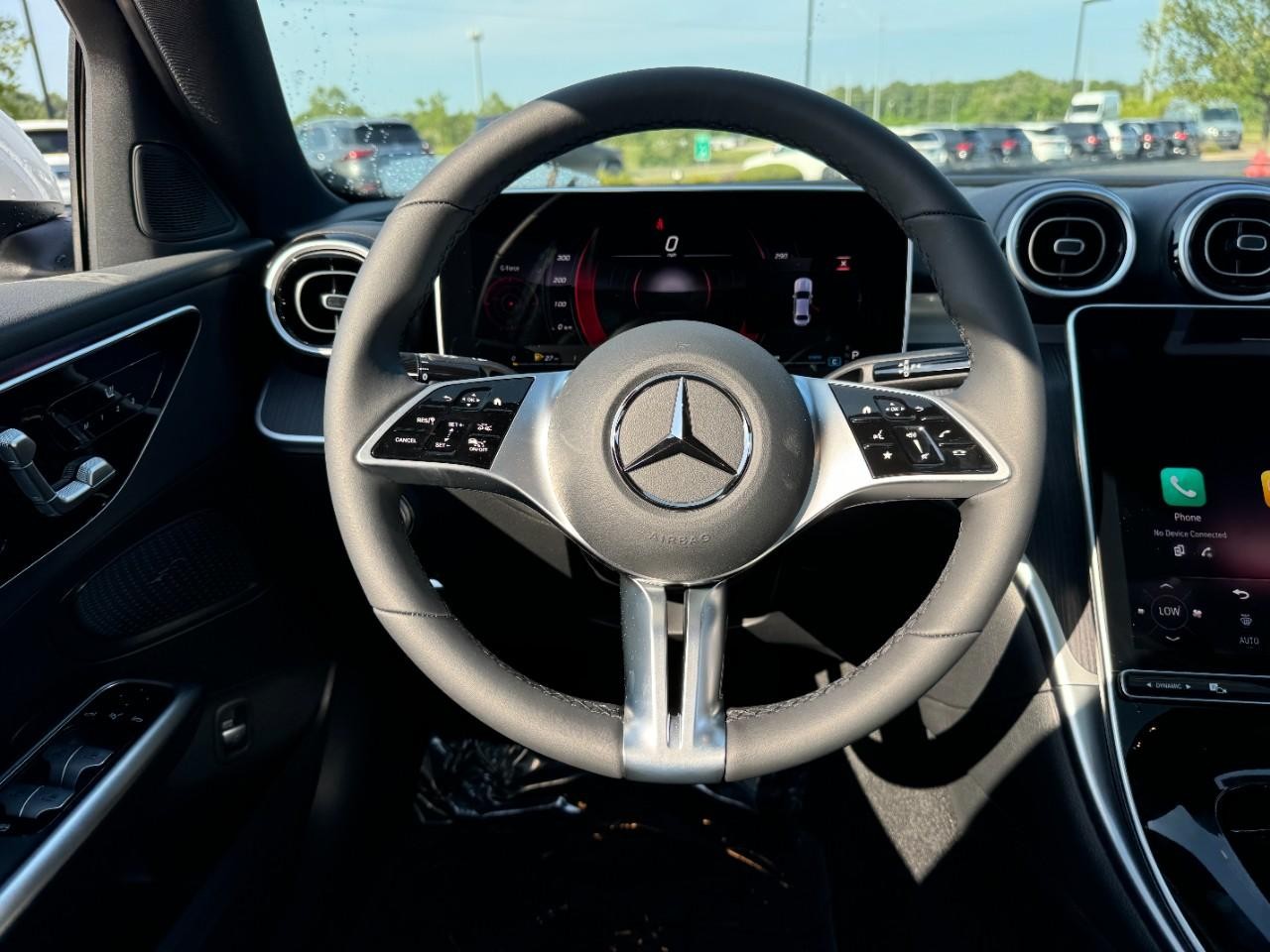 Mercedes-Benz C-Class Vehicle Full-screen Gallery Image 13
