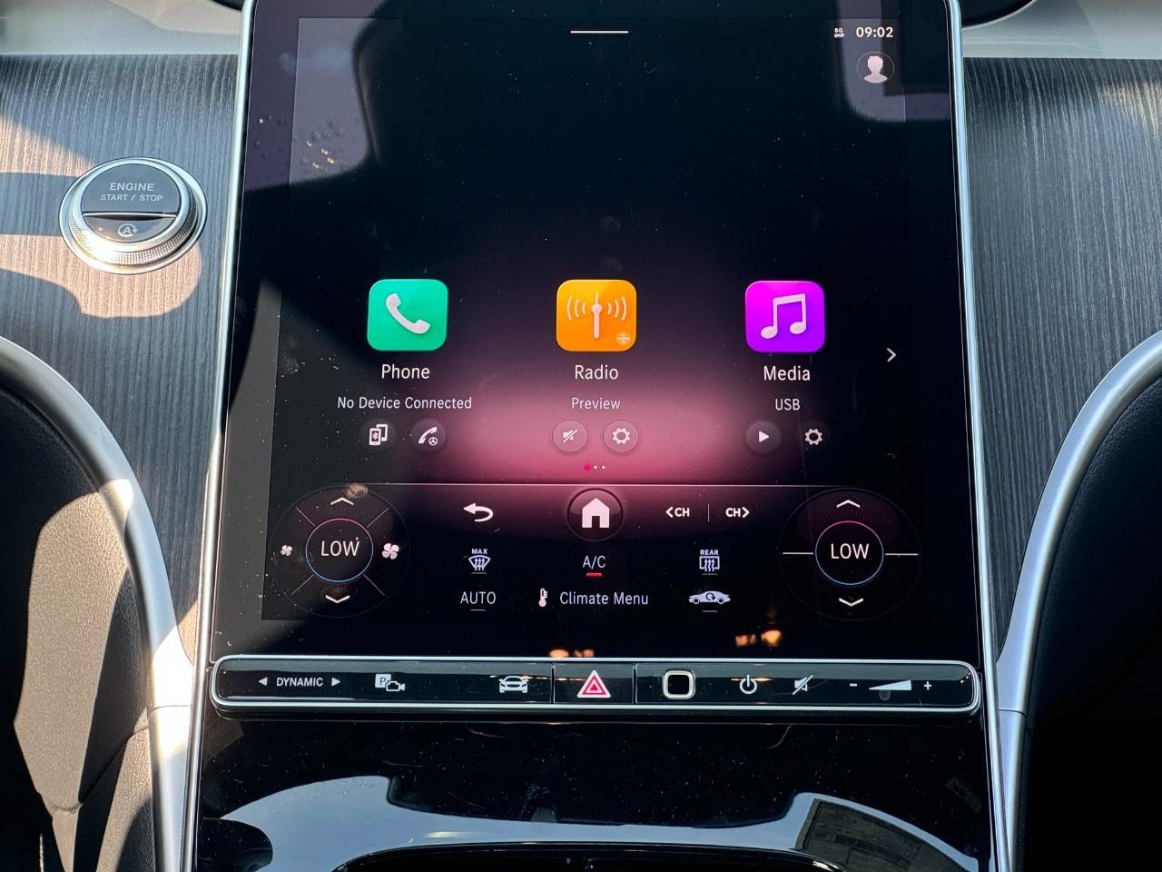 Mercedes-Benz C-Class Vehicle Full-screen Gallery Image 14