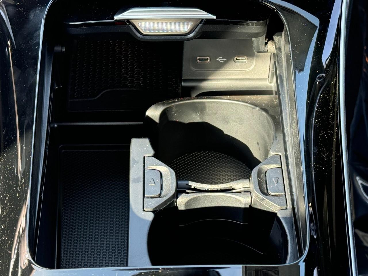 Mercedes-Benz C-Class Vehicle Full-screen Gallery Image 15