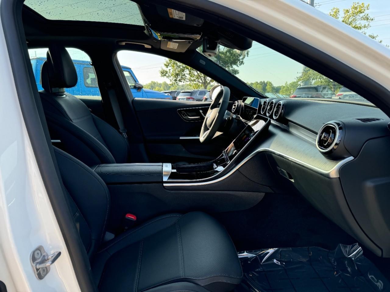 Mercedes-Benz C-Class Vehicle Full-screen Gallery Image 17