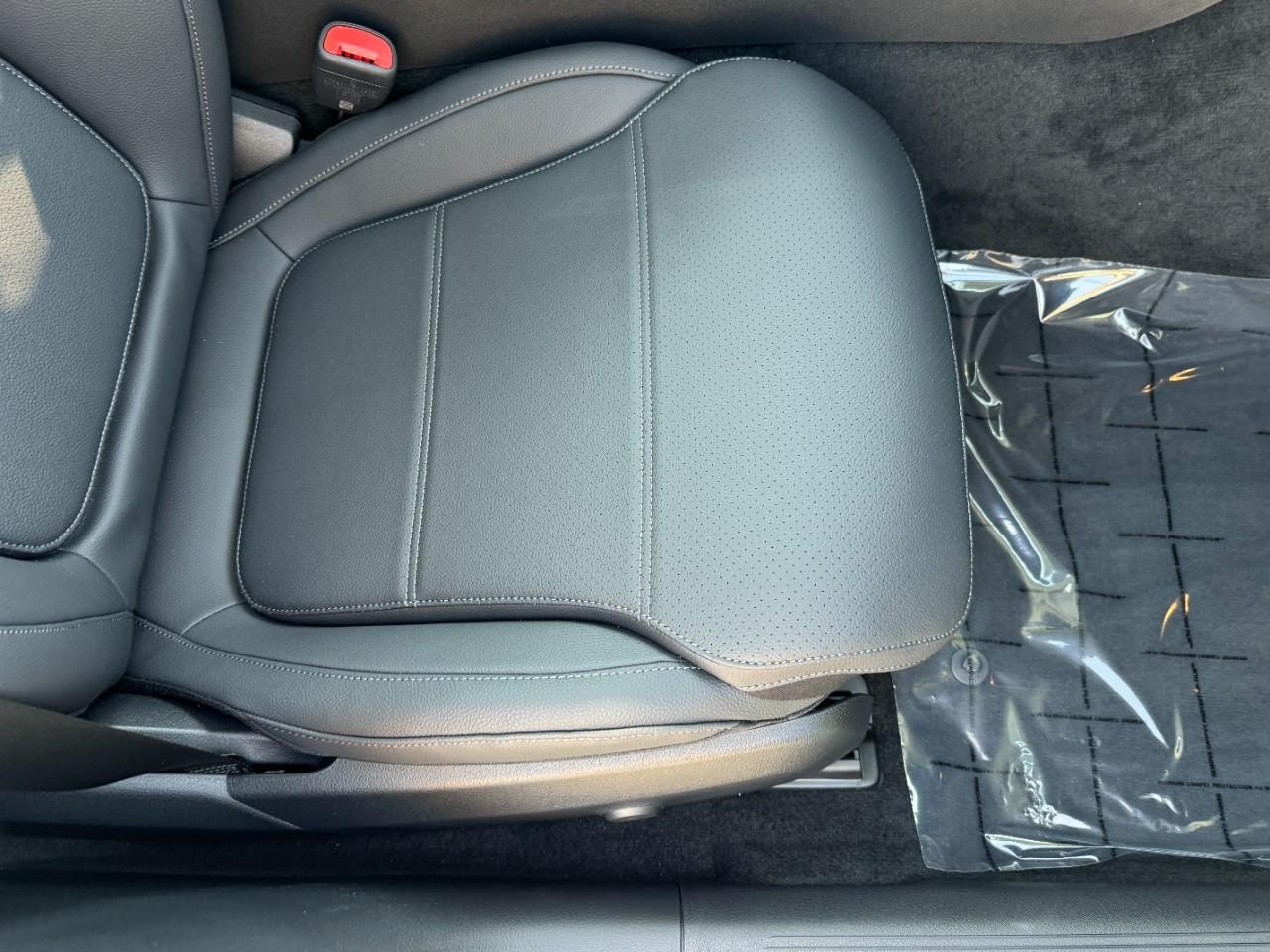 Mercedes-Benz C-Class Vehicle Full-screen Gallery Image 18