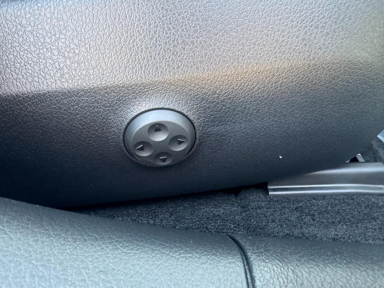 Mercedes-Benz C-Class Vehicle Full-screen Gallery Image 19