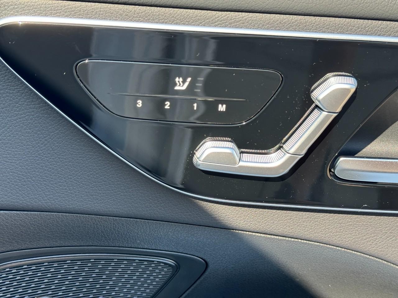 Mercedes-Benz C-Class Vehicle Full-screen Gallery Image 20