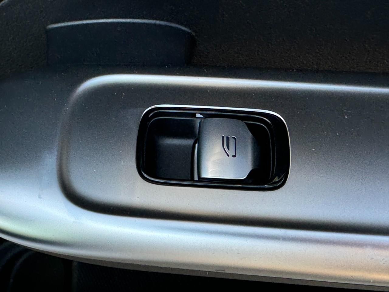 Mercedes-Benz C-Class Vehicle Full-screen Gallery Image 22