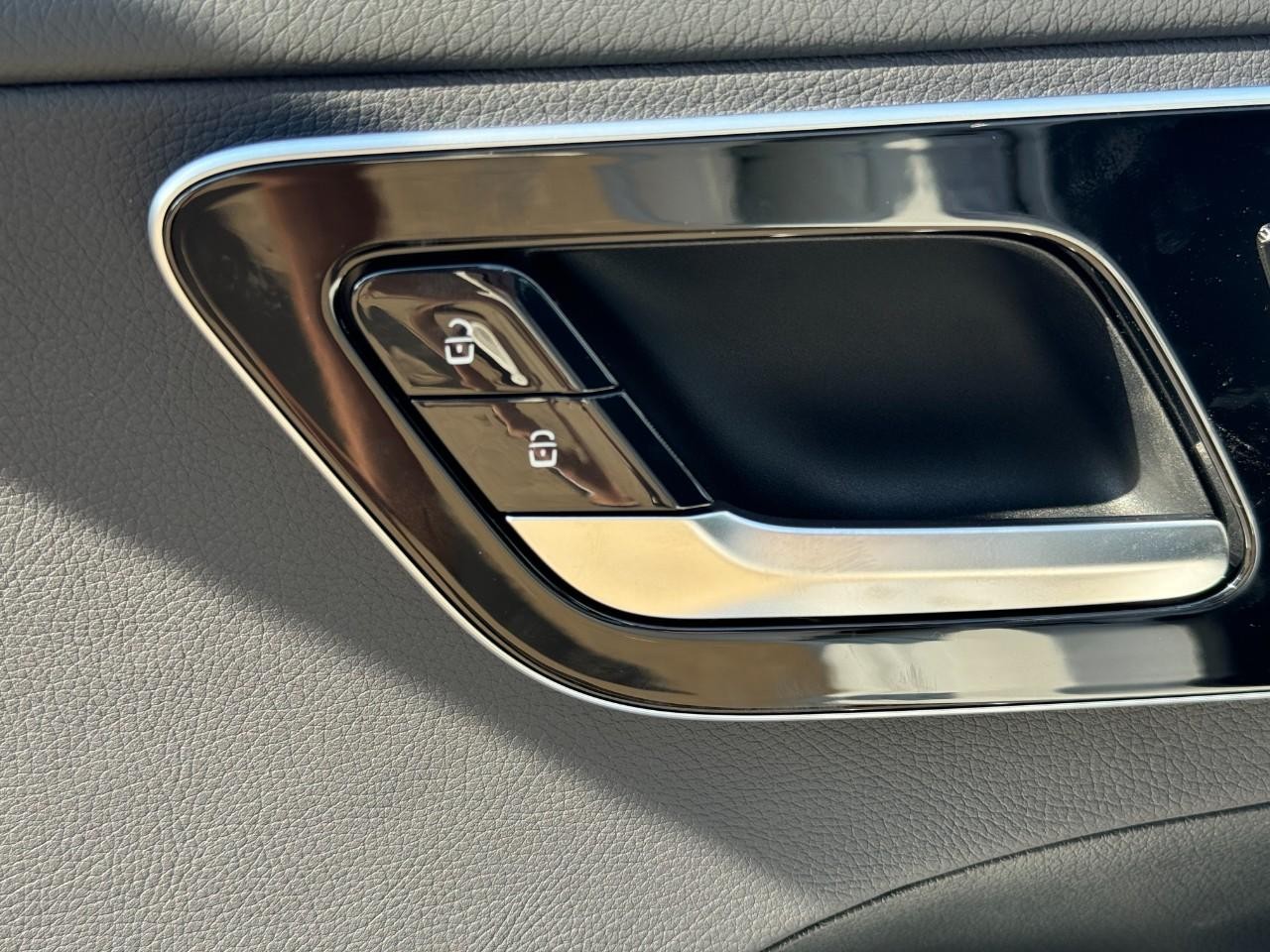 Mercedes-Benz C-Class Vehicle Full-screen Gallery Image 24