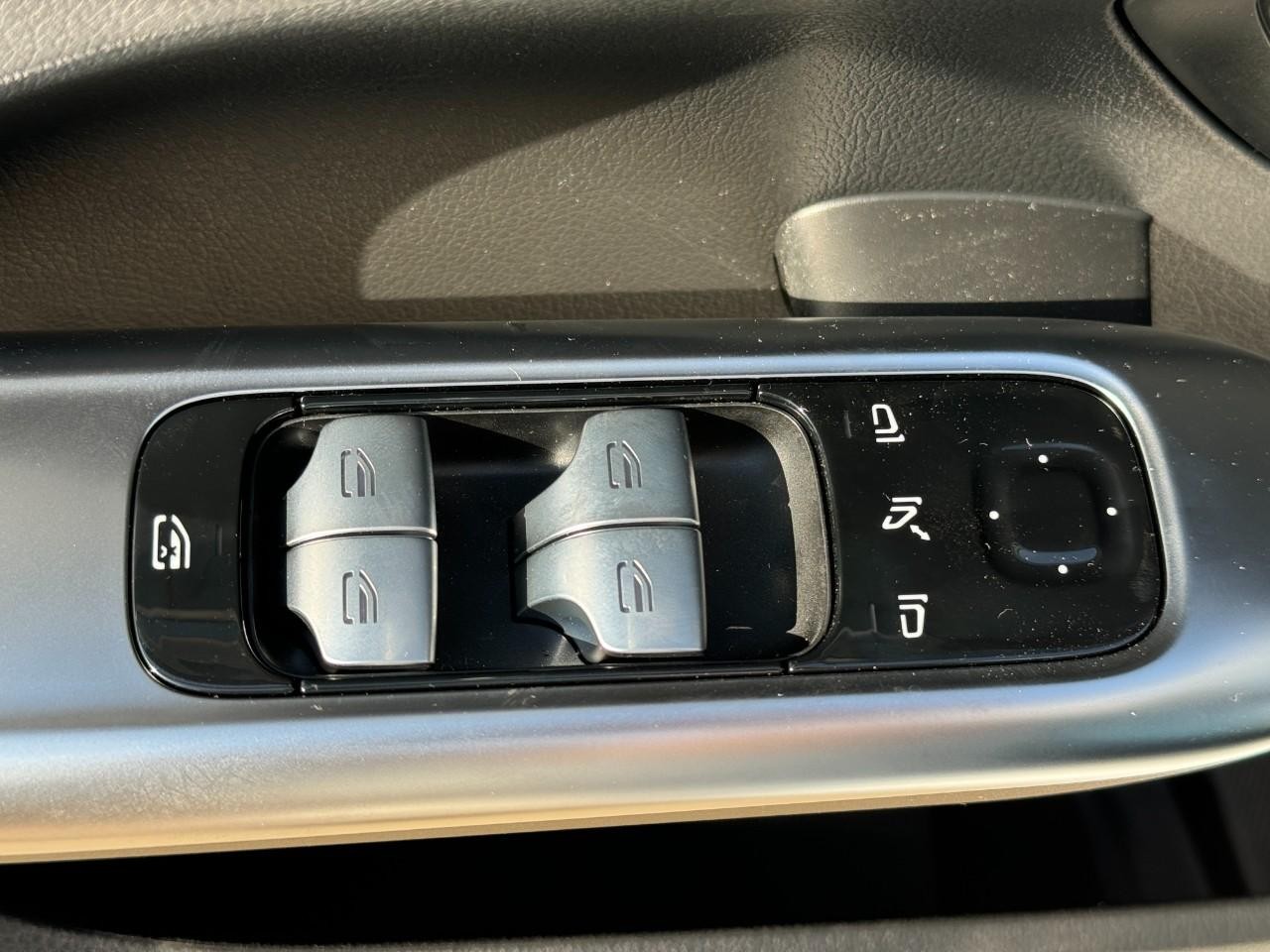 Mercedes-Benz C-Class Vehicle Full-screen Gallery Image 25