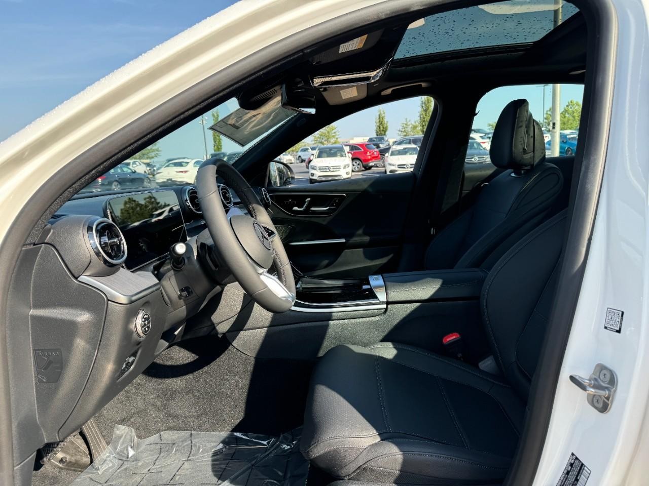 Mercedes-Benz C-Class Vehicle Full-screen Gallery Image 27