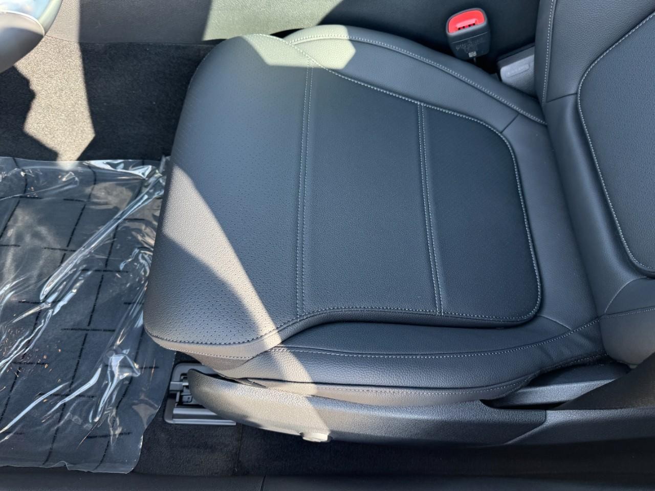 Mercedes-Benz C-Class Vehicle Full-screen Gallery Image 28