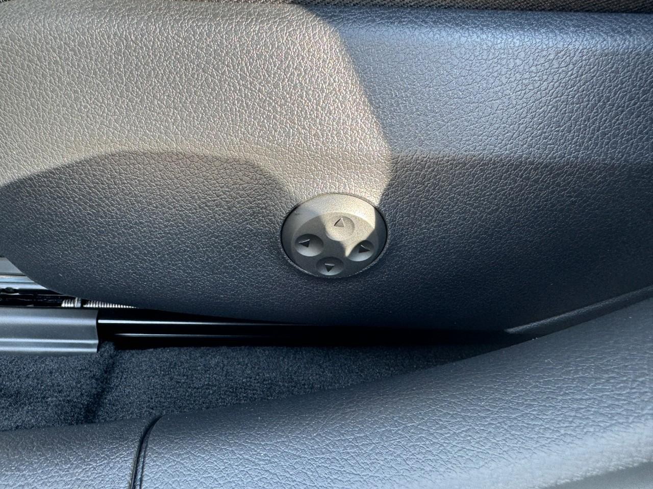 Mercedes-Benz C-Class Vehicle Full-screen Gallery Image 29