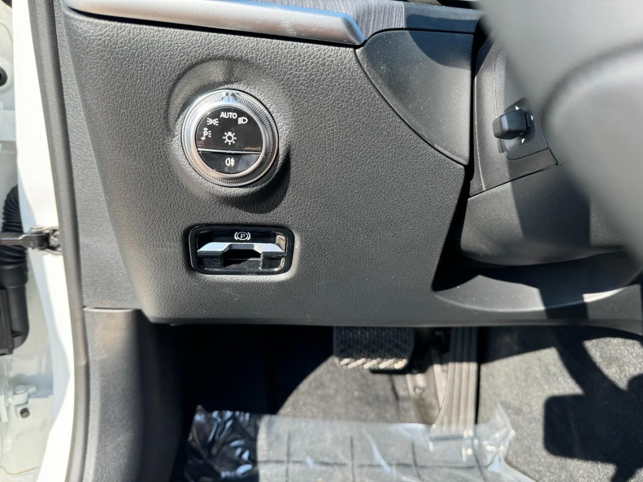 Mercedes-Benz C-Class Vehicle Full-screen Gallery Image 30