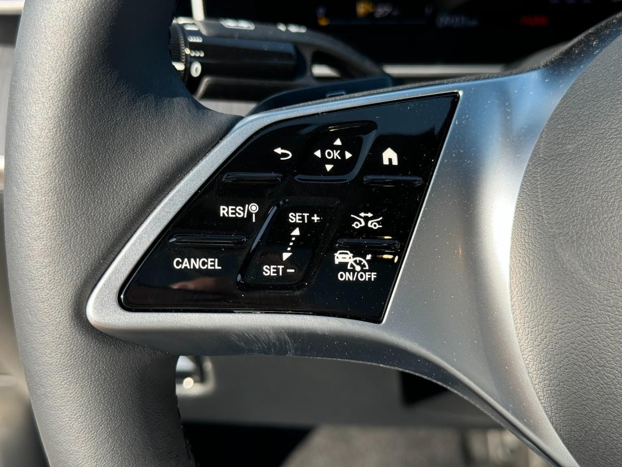 Mercedes-Benz C-Class Vehicle Full-screen Gallery Image 31