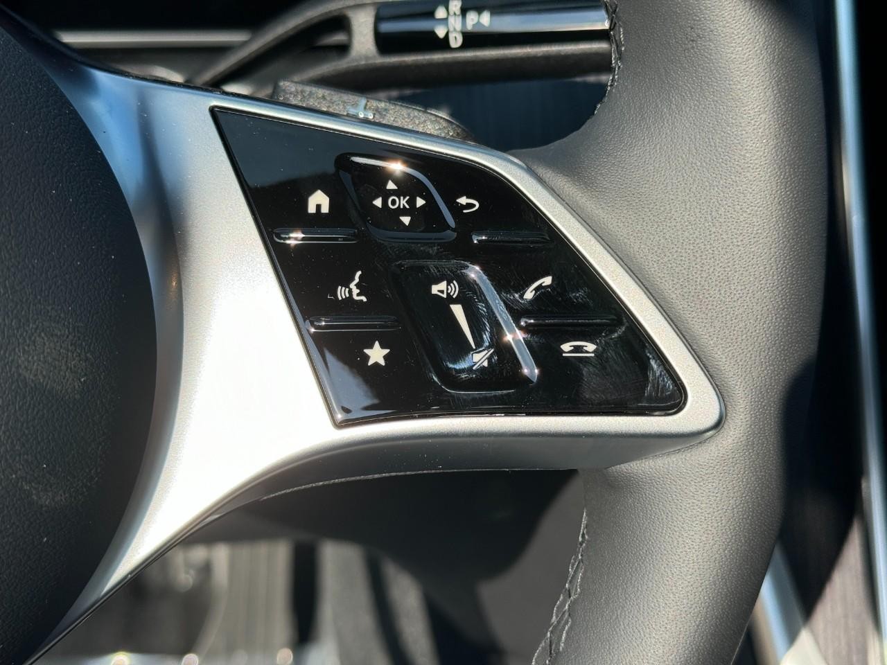 Mercedes-Benz C-Class Vehicle Full-screen Gallery Image 32