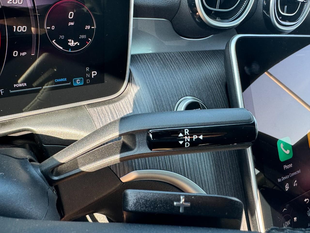 Mercedes-Benz C-Class Vehicle Full-screen Gallery Image 34