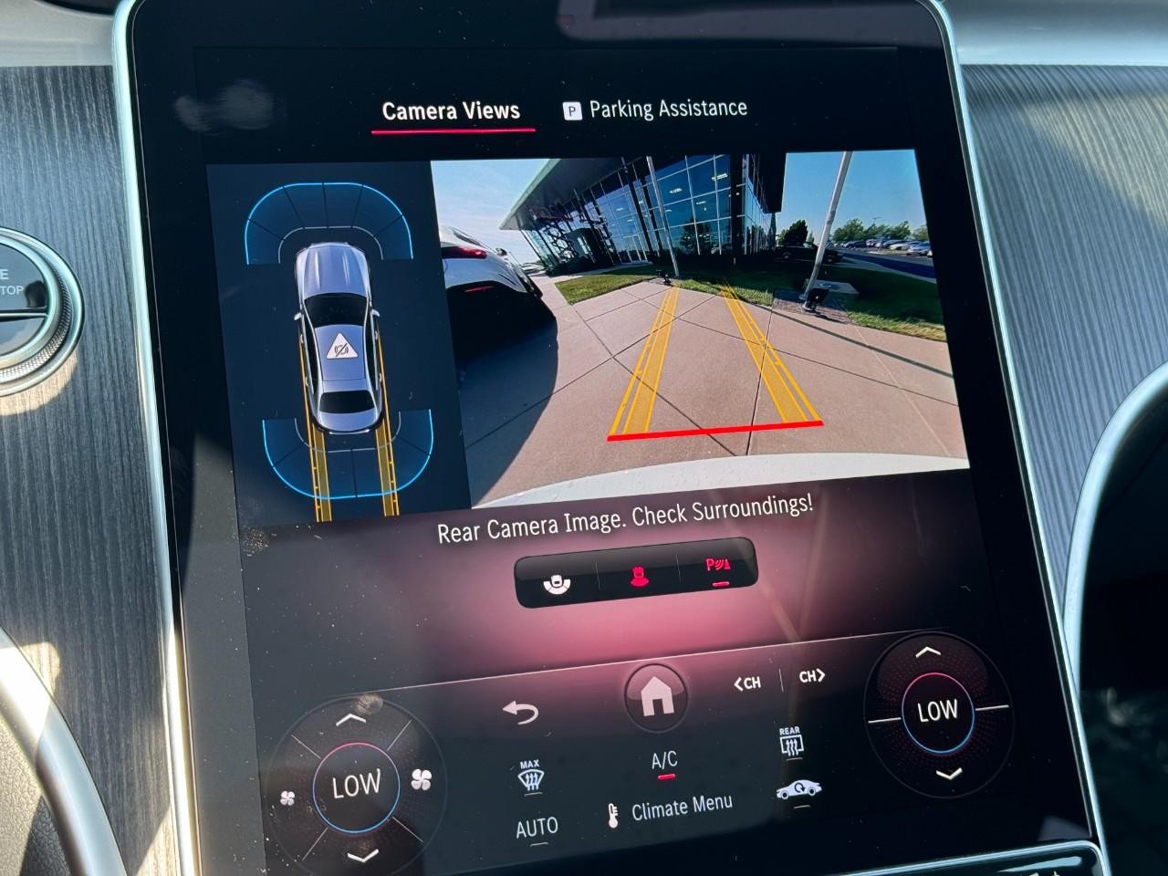 Mercedes-Benz C-Class Vehicle Full-screen Gallery Image 35