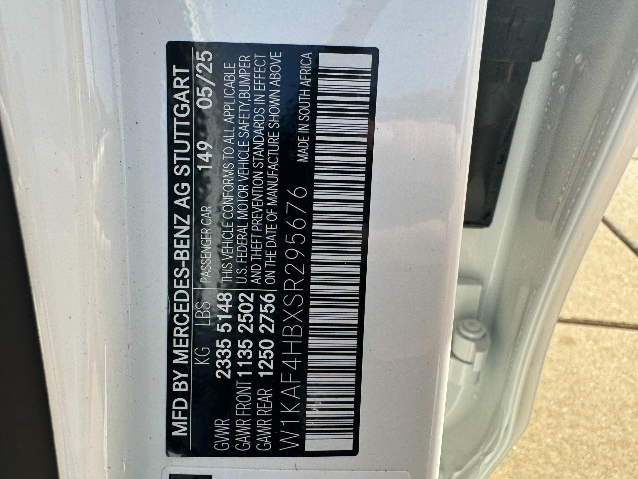 Mercedes-Benz C-Class Vehicle Full-screen Gallery Image 36