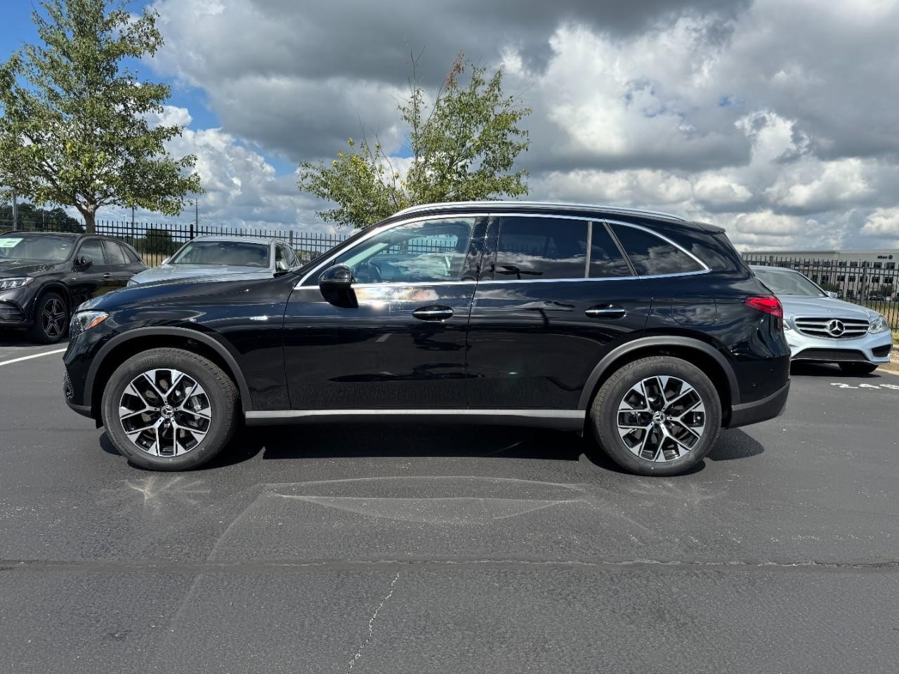 Mercedes-Benz GLC Vehicle Full-screen Gallery Image 2